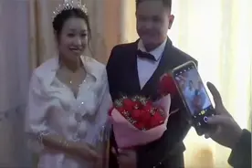 江西农村一姑娘出嫁，新娘出门换了一身白婚纱，美的太不像话了视频封面
