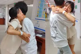 女子怀孕宫缩疼到站不稳，抱住老公痛苦呻吟，婆婆一番话太暖心视频封面