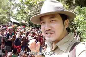 中国小伙来到食人族后裔杀猪庆典，被当地女孩围在中间载歌载舞视频封面