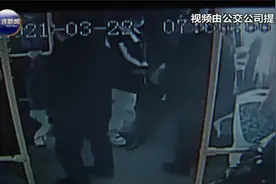 公交车上 70岁老人突然晕倒 司机帮忙送医