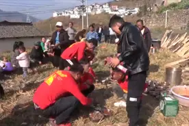 去四川参加婚礼，当地人在地上吃饭喝酒，看着很穷，但是其乐无穷视频封面