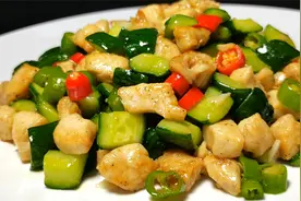 2根黄瓜1块鸡胸肉，简单一炒，又香又脆，清淡营养还减脂视频封面