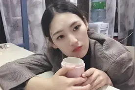 学生妹大姨妈痛经，肚子疼到上不了课，直呼：女人太辛苦了视频封面