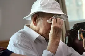 七旬老人的哭诉：不靠子女存钱养老，却让自己晚年陷入凄凉！视频封面