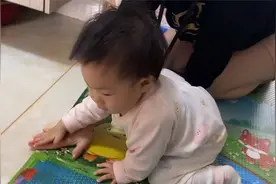 1岁宝宝在家里搞破坏，爸妈看都看不住她，气得爸爸照着屁股就揍视频封面