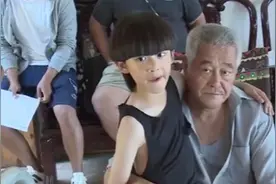 赵本山对孩子有多好？拍戏都抱着孙子不离身，孙子太像易烊千玺视频封面