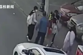 点赞！6名小学生暖心帮助迷路老人 老人：要给孩子们一个光荣榜视频封面