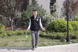 小伙演示无绳跳绳花式跳法，月瘦20斤，不吵邻居不绊脚！视频封面