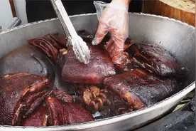 陕西非遗小吃梆梆肉！头肉大肠熏一大锅，每天4个小时卖光300斤视频封面