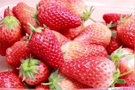 草莓冰糖一起煮，想不到这么好吃，香甜营养又开胃，孩子超喜欢吃视频封面