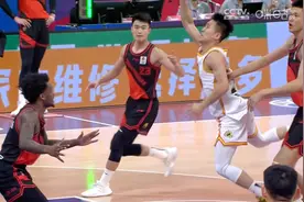 这是上头了吗？李禄曈防守中拽进攻人裤子并上手推搡视频封面