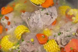 炖大骨头汤时，牢记3不放的诀窍，出锅汤鲜肉香，营养保留不流失视频封面