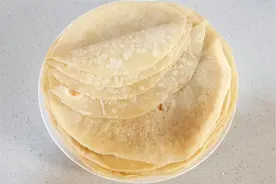 大妈用开水做烫面的春饼，方法和比例都告诉你，放凉了都不硬