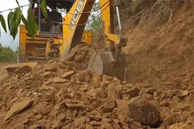 第一视角看挖掘机修山路，都是石头和树根，施工难度很大视频封面