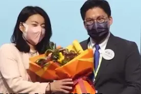 恭喜！霍启刚成功当选立法会议员，郭晶晶现场送“蔬菜花”祝贺视频封面