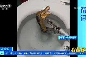 噩梦！泰国一女子上厕所时惊现蛇探头，拆掉马桶竟拔出五米巨蟒！视频封面