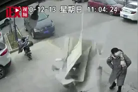 监控记录惊险10秒!高空墙皮掉落路人侥幸躲开