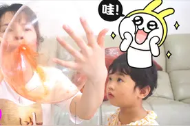 150个泡泡胶吹出一个"巨无霸"大泡泡，对着它许愿希望能梦想成真