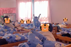 幼儿园老师唱歌呼唤小朋友起床，歌声动听趣味十足，网友评论亮了视频封面