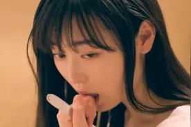 男孩透过墙上的洞，每天偷窥女邻居，意发现她的可怕爱好，悬疑片视频封面