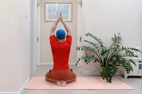 背部越厚会越显老，每天坚持这个动作100下，挺拔后背薄如纸