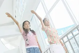 巴啦啦小魔仙：一言不合，双方变身战斗，结果会如何视频封面