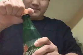 日华晔：实测苏打水，大家看我喝完的表情就知道味道如何了。。。