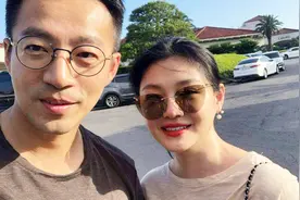 大S与婆婆一起包饺子，女儿在旁玩耍，老公深情注视，画面超温馨视频封面