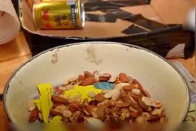 浙江警方捣毁网红坚果造假窝点，现场脏乱不堪，产品霉菌超标10倍视频封面