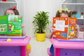 外国小女孩在学校又发生什么有趣的事情呢？一起来看看吧视频封面