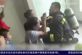消防员把呼吸器让给男孩，呼吸困难近昏厥！家属当场下跪视频封面