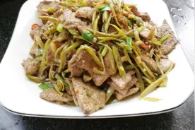 妈妈用泡豇豆和猪肝搭配，炒出的猪肝鲜嫩爽滑还不腥，下酒又下饭