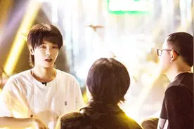 华晨宇颜值大转弯，从普通长相变小V脸潮男，原因大家有答案视频封面