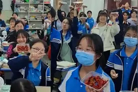 高三班主任为缓解高考压力，自费请学生吃小龙虾减压：解解馋迎战视频封面