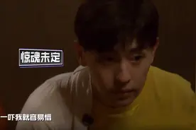 明星被吓名场面，邓伦被鸡吓到尖叫，直接蹿到桌子上视频封面