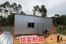 姐夫第一次搞养殖，花4800元建铁皮房，用这样的材料住10年没问题