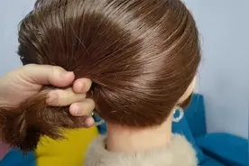 短发版的气质马尾这样扎，编发洋气又时尚，发型很显小