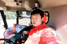小麦收割机是如何驾驶的？小伙进驾驶室看见5个档杆，瞬间懵了视频封面
