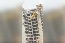 江油塔吊断裂倒塌 司机安全撤离：倒塌时关严了门窗人才没掉出来视频封面