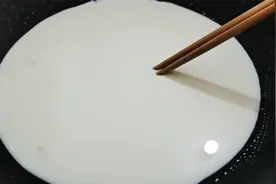 媳妇把2袋牛奶往锅中一倒，筷子一搅，出锅软糯香甜，孩子抢着吃视频封面