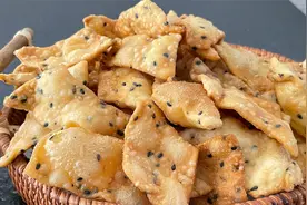 手把手教你炸芝麻叶，金黄酥脆，比油条简单还好吃，出锅就吃光了