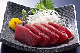 “乌鸦刺身”在日本引发连锁争议，厚生劳动省紧急呼吁不要生吃！视频封面