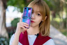 美女测评三星Galaxy Z Flip折叠屏手机，性能值两千，外观9千9？视频封面