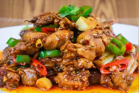 厨师教你“辣炒鸡”的正宗做法，一只鸡一翻一炒即可成菜，太好了