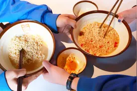 两学生吃饭互相抬杠，比赛吃辣椒和醋，太好玩了视频封面