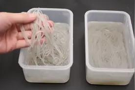 泡发粉条，好多人第一步就错了，厨师常用这技巧，快速泡发省时间