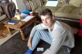 不会亚洲蹲的英国人怎么在野外上厕所视频封面