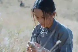 白鹿原：女子挖菜被排挤，谁知被赶到一边的她居然挖出一个宝贝！视频封面