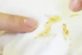 衣服沾上油印子洗不掉？教你不用洗衣粉不用搓，油污痕迹几秒去除