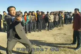 打黑：黑老大赌局长不敢开枪，没想局长是狠人，直接请他吃花生米视频封面